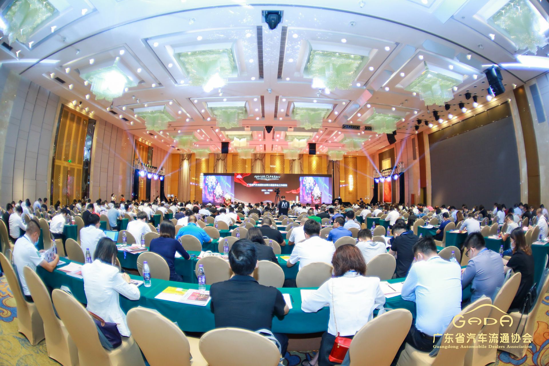 喜报丨问鼎官方版网站登录入口-问鼎(中国)“包揽”省汽车流通行业颁奖礼53项大奖(图1)